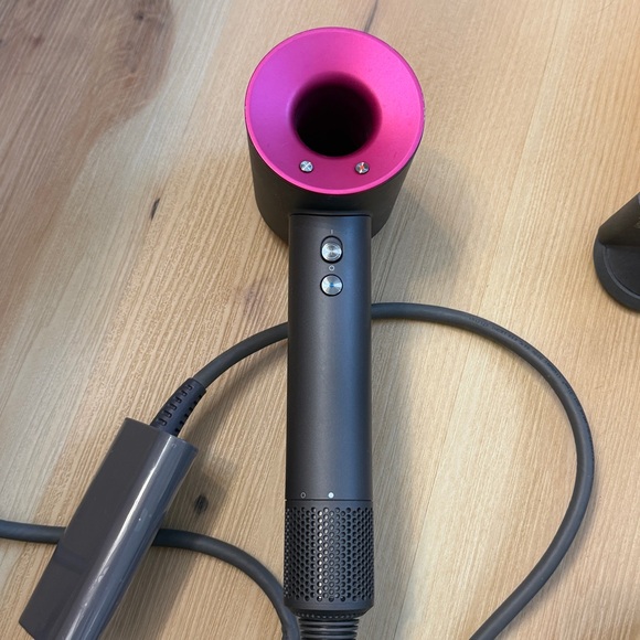 Dyson Supersonic Hair Dryer with carrying case and 4 attachments - Picture 4 of 7